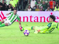 Indefenso. El delantero del Betis, Rubén Castro (i), remata ante el guardameta mexicano del Granada, Guillermo Ochoa. EFE /