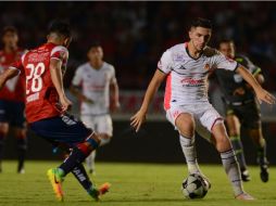 El jugador de Tiburones Rojos de Veracruz, Arturo Paganoni (i), disputa el balón con JDiego Valdez (d), de Monarcas. EFE / P. Morales