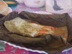 La masa se prepara con sal y aceite y al mole amarillo le echan tomate molido, hierba santa y caldo de pollo. EL INFORMADOR / ARCHIVO