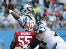 Newton no mostró efectos negativos de los cuatro golpes casco contra casco que recibió en la derrota ante Denver. AP / C. Burton