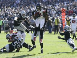 Justin Hardy capturó un pase desviado de ocho yardas en la zona de anotación para romper el empate. AP / B. Margot