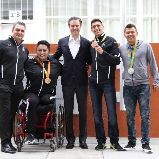 Medallistas piden a niños a seguir sus sueños