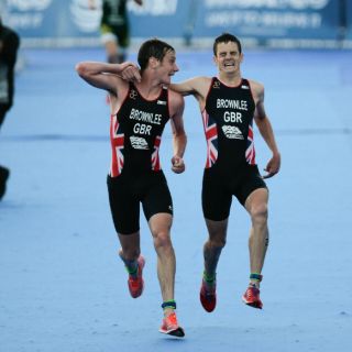 Triatleta británico ayuda a su hermano a cruzar la meta