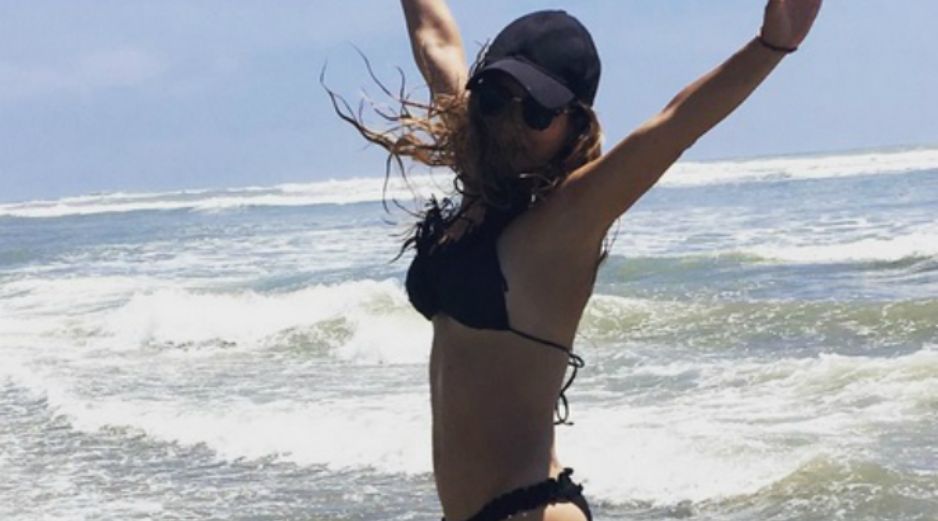 En la otra fotografía Grettel aparece de perfil a la orilla del mar y alzando los brazos. INSTAGRAM / grettellv