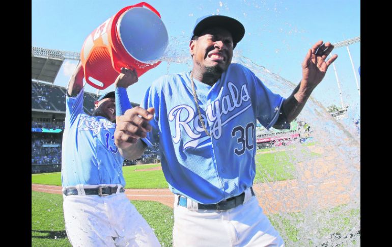 Yordano Ventura (#30) recibe una cubeta de agua de parte de su compañero Salvador Pérez como felicitación. AP / C. Riedel