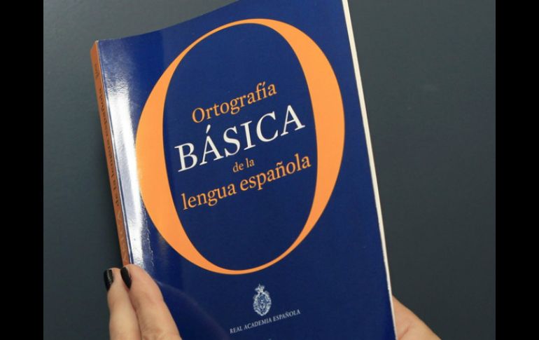 En las adaptaciones desaconsejadas 'guasap', plural 'guasaps', y 'guasapear' se pierde la referencia a la marca original. EFE / ARCHIVO