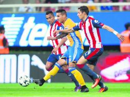 Edwin Hernández y Carlos Cisneros intentan detener al delantero de Tigres, Ismael Sosa (al centro), ayer en el Estadio Chivas. MEXSPORT /