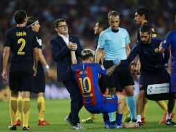 Messi abandona el terreno de juego preocupado al lesionarse en su muslo derecho. EFE / A. García