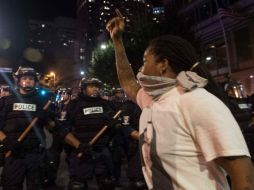 Los manifestantes ocasionaron destrozos cuantiosos a comercios y al mobiliario urbano. AFP / N. Kamm