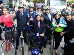 Entre legisladores que usaron otro medio de transporte destaca la participación de Barbosa (c), quien llevó su Scooter eléctrico. TWITTER / @senadomexicano