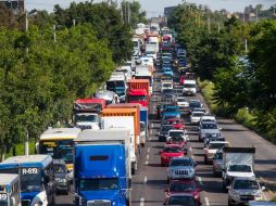 El uso de coches supone contaminación del aire pero también auditiva, lo cual afecta la calidad de vida de las personas. EL INFORMADOR / ARCHIVO