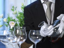 Indican que el vino elaborado con zarzamoras y arándanos fermentados tiene un potente efecto antioxidante y es antiinflamatorio. EFE / ARCHIVO