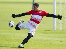 Rodolfo Cota deberá hacer frente a los peligrosos disparos de Julio Fruch. MEXSPORT / C. De Marchena