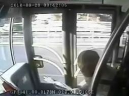 Una cámara en el autobús captó la agresión del pasajero. YOUTUBE /