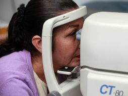 Recomiendan acudir con el especialista, quien determinará la graduación y el tratamiento que necesitan los ojos. EL INFORMADOR / ARCHIVO