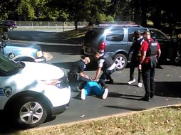 'No le disparen. No le disparen, no tiene arma'', se escucha a la mujer decir al comienzo de la filmación. AP / R. Scott