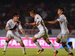 Néstor Calderón (centro) fue el autor del único tanto del partido que reencuentra a Chivas con la victoria. MEXSPORT / L. Monroy