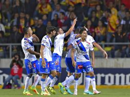 Jugadores del Puebla celebran su triunfo ante Morelia. MEXSPORT / I. Ortiz