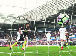 Anotación. El delantero argentino Sergio Agüero (izquierda) celebra su segundo gol. AFP /