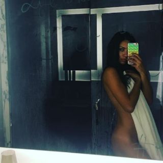 Adriana Lima comparte foto al desnudo