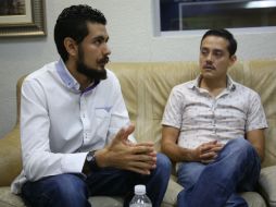 Cuauhtli Padilla (izquierda) y Marco Trujillo afirman que ya está listo el primer lote de 300 pulseras. EL INFORMADOR / G. Gallo