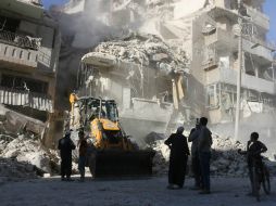 Por cuarta noche, cayeron bombas en el este de Alepo, segunda ciudad siria controlada en parte por los insurgentes desde 2012. AFP / T. Mohammed