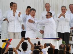 El mandatario colombiano y el líder rebelde rubricaron con un 'balígrafo', una bala reconvertida en bolígrafo. AFP / L. Acosta