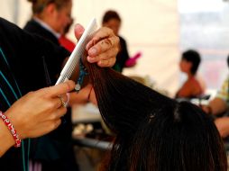 La combinación de surfactantes y sulfatos de shampoos y acondicionador puede provocar que tu cabello se quiebre y se caiga. NTX / ARCHIVO