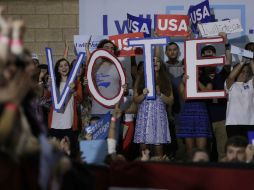 Asistentes a un acto de campaña de Hillary Clinton la aclaman en el Wake Technical Community College, en Raleigh. AP / M. Rourke