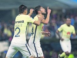 Oribe Peralta (derecha), celebra el gol que consiguió ayer ante el Veracruz y que le dio el boleto a su equipo a los Cuartos de Final. MEXSPORT /