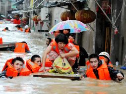 Cuerpos de rescate ayudan a pobladores que quedaron atrapados debido a las inundaciones. AFP / STR