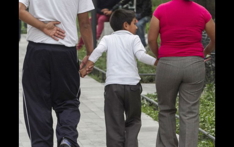 La duración de la tutela varía según la persona que ejerce la autoridad y las circunstancias del menor; se extingue al cumplir 18 años. NTX / ARCHIVO