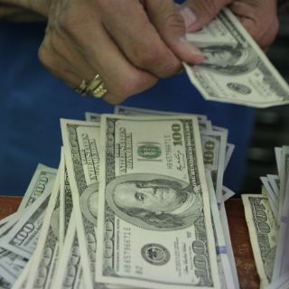 Dólar se cotiza en 19.84 pesos en bancos capitalinos