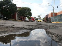 Un bache de cuatro metros con aproximadamente 40 centímetros de profundidad en la calle Hacienda Santiago, en la colonia Oblatos. EL INFORMADOR / R. Tamayo
