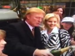 Donald Trump aparece brevemente en un video erótico de Playboy del año 2000. YOUTUBE / amazing