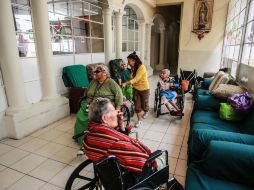 Urge capacitar a más especialistas en el cuidado de los adultos mayores para lograr el envejecimiento sano y activo. EL INFORMADOR / ARCHIVO