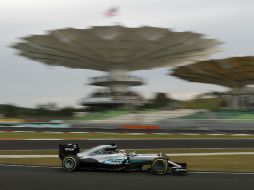 El inglés Lewis Hamilton durante en ensayo libre en Sepang. AP / V. Thian