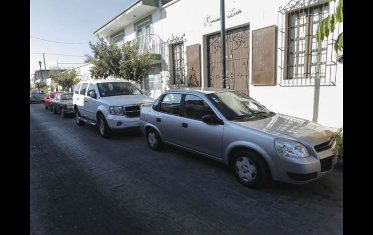 Nosotros, tranquilitos, esperamos, a media calle y a bordo de nuestro auto, a que el sujeto se digne a moverse. EL INFORMADOR / ARCHIVO