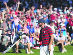 Dustin Johnson. El golfista de Estados Unidos festeja en el green del hoyo 15 ayer en el Hazeltine National Golf Club. AFP /