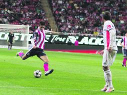 El volante de Chivas, Isaac Brizuela, dispara para lograr el segundo gol rojiblanco y con ello asegurar la victoria de ayer. EL INFORMADOR / R. Tamayo