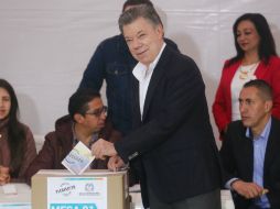 Juan Manuel Santos  mantendrá el cese al fuego con el grupo rebelde mientras intentan salvar el acuerdo de paz. AFP / M. Tama