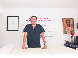 Atención. Rafael Eduardo Navarro Medina es el primer médico certificado en Jalisco para aplicar el AtlasProfilax. EL INFORMADOR / F. Atilano