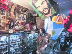 Las curiosidades y objetos del 'Che' tapizan las paredes del curioso museo a su memoria, en el corazón de la capital pampera. EFE /