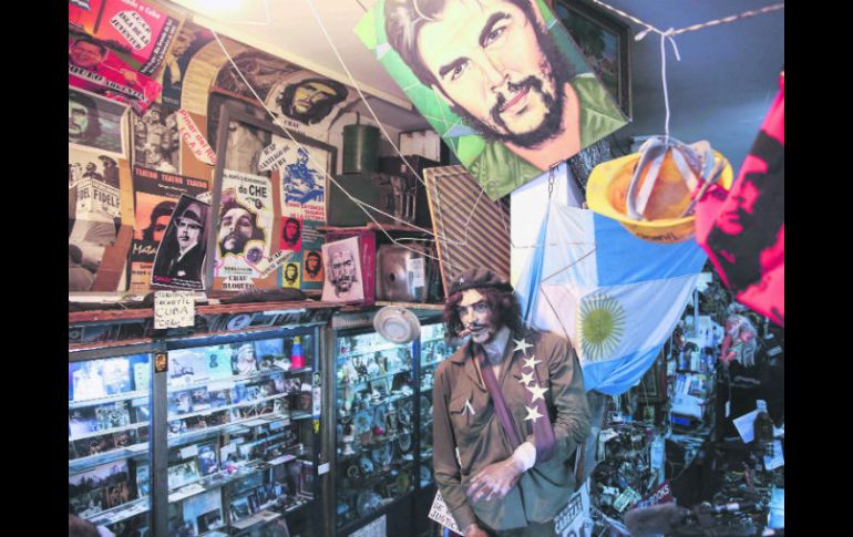 Las curiosidades y objetos del 'Che' tapizan las paredes del curioso museo a su memoria, en el corazón de la capital pampera. EFE /