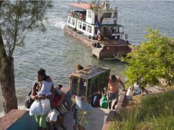 Habitantes de Santiago de Cuba arriban a un albergue. AP / R. Espinosa