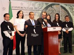 Legisladores de todos los grupos parlamentarios acompañados del ex alcalde de la ciudad de Los Ángeles (c). TWITTER / @FMartinezNeri