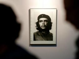 En la imagen, se ve a Ernesto Guevara con la boina negra y mirando un cortejo fúnebre. SUN / ARCHIVO