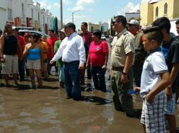 Pese a que algunos vecinos comenzaron desde temprano a limpiar sus casas,Uribe dijo que la limpieza total podría tardar días. ESPECIAL / Gobierno de Tlajomulco