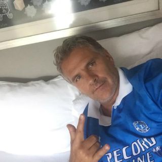 Mujer trata de agredir a Héctor Soberón