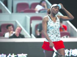 Despedida temprana. Venus Williams reacciona tras quedar eliminada apenas en la primera ronda del Abierto de China. EFE /